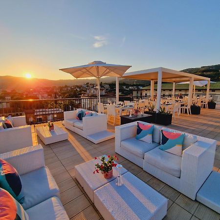 Lhp Hotel Montecatini Palace & Spa Kültér fotó The rooftop lounge at the Hotel de la Paix