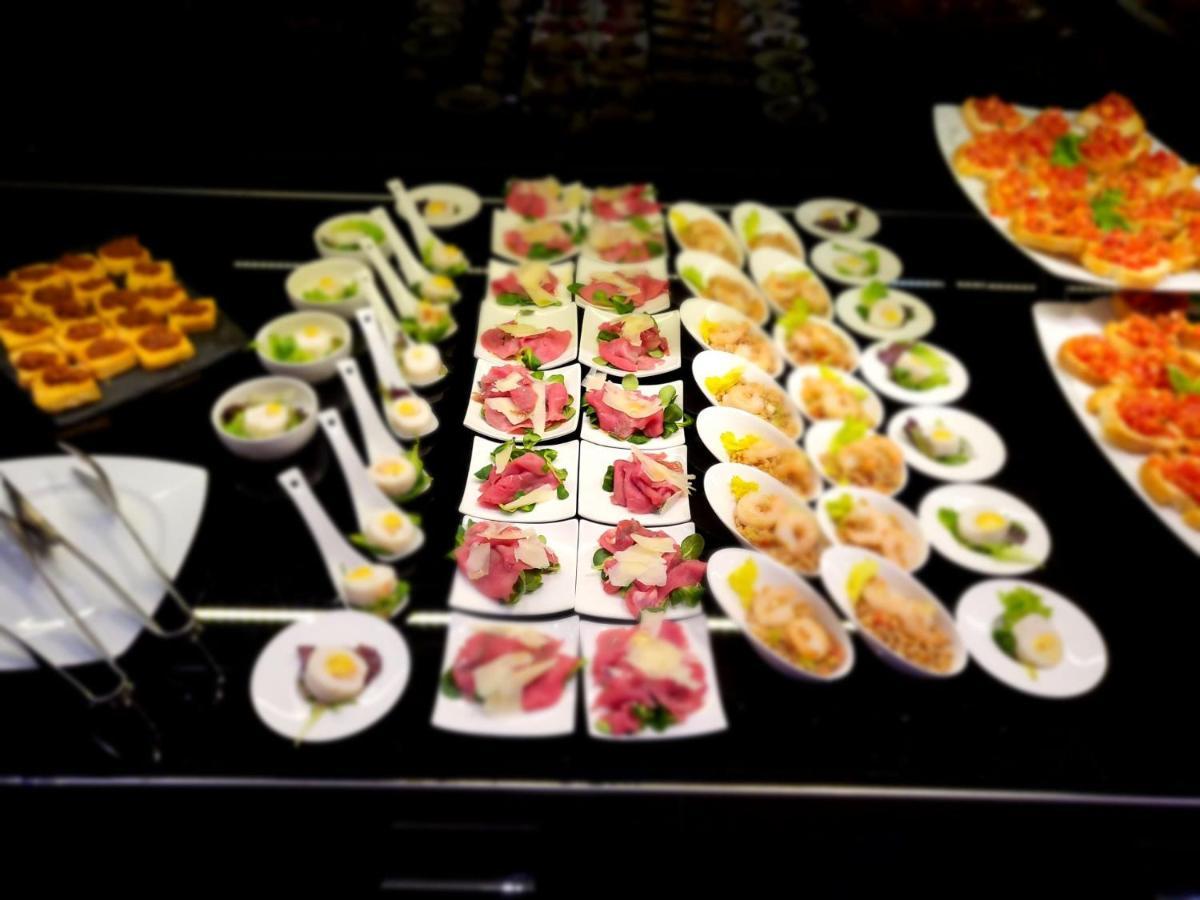 Lhp Hotel Montecatini Palace & Spa Kültér fotó A buffet of tapas