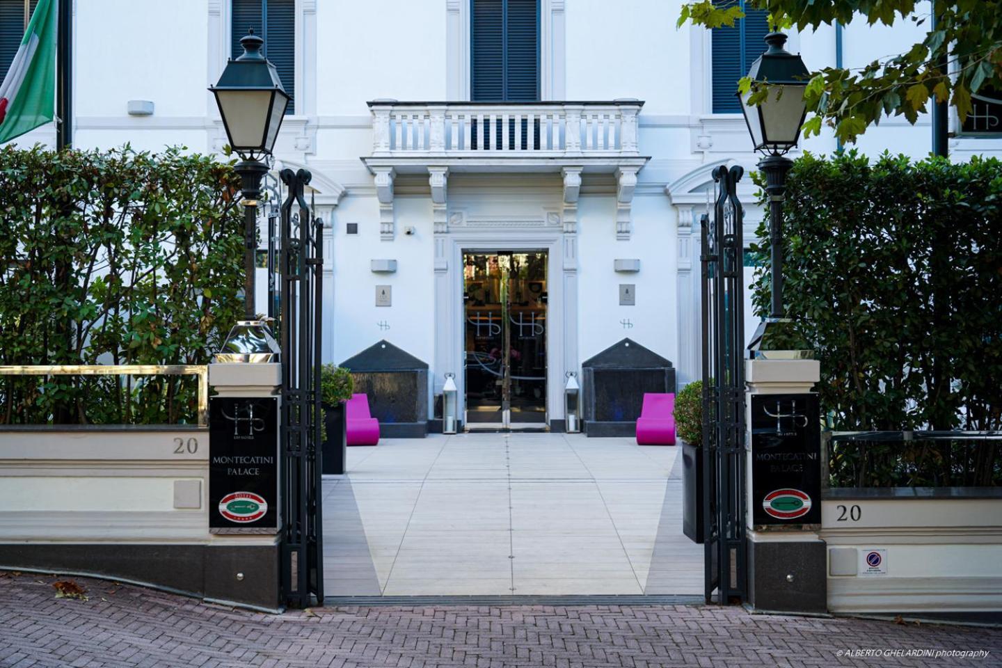 Lhp Hotel Montecatini Palace & Spa Kültér fotó Entrance to the hotel