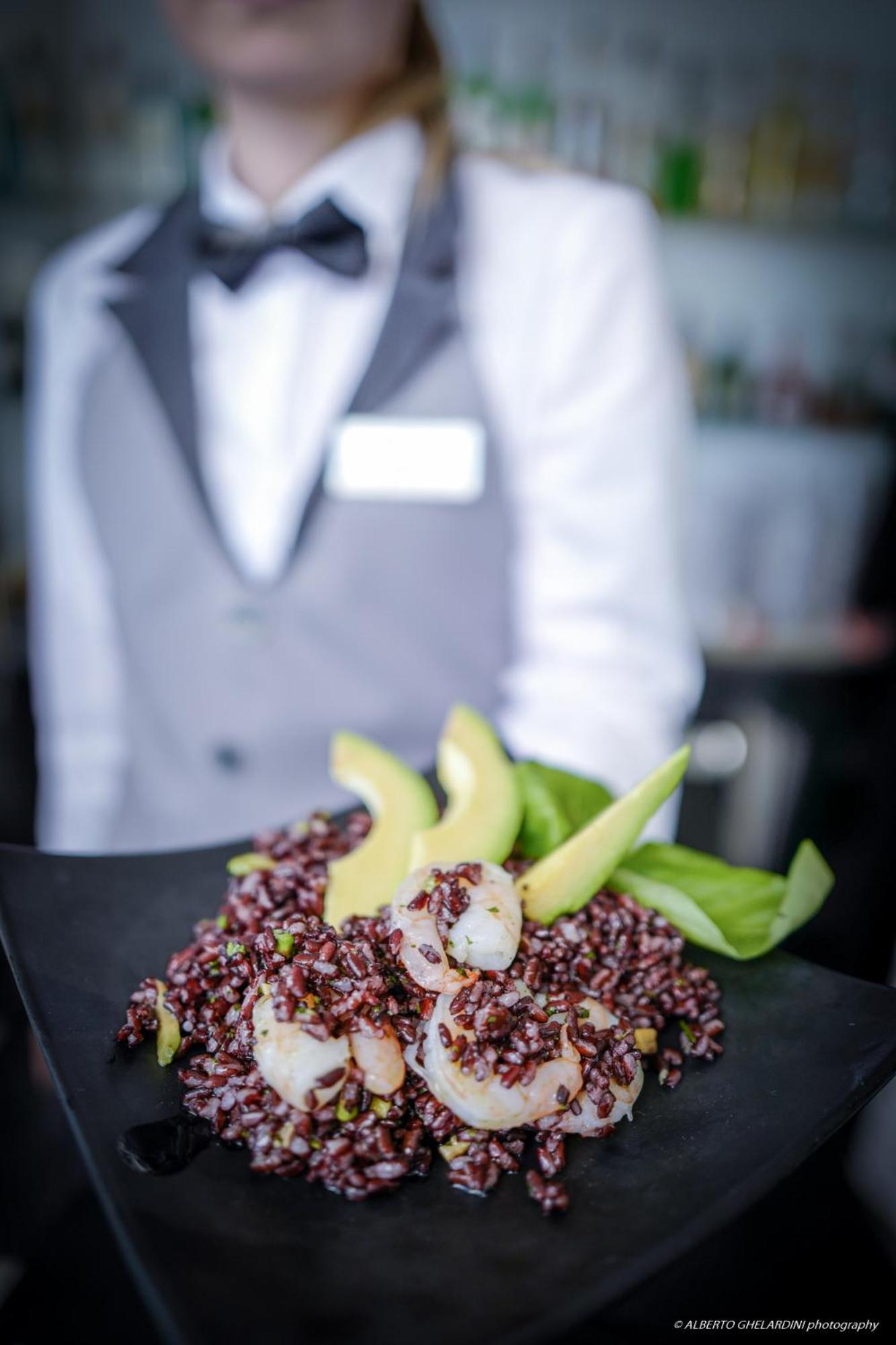 Lhp Hotel Montecatini Palace & Spa Kültér fotó A waiter serving a dish