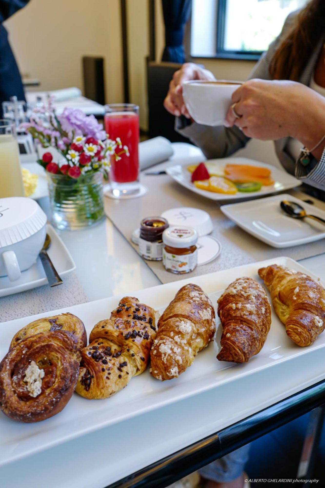 Lhp Hotel Montecatini Palace & Spa Kültér fotó Croissants and other breakfast items at a café in Paris