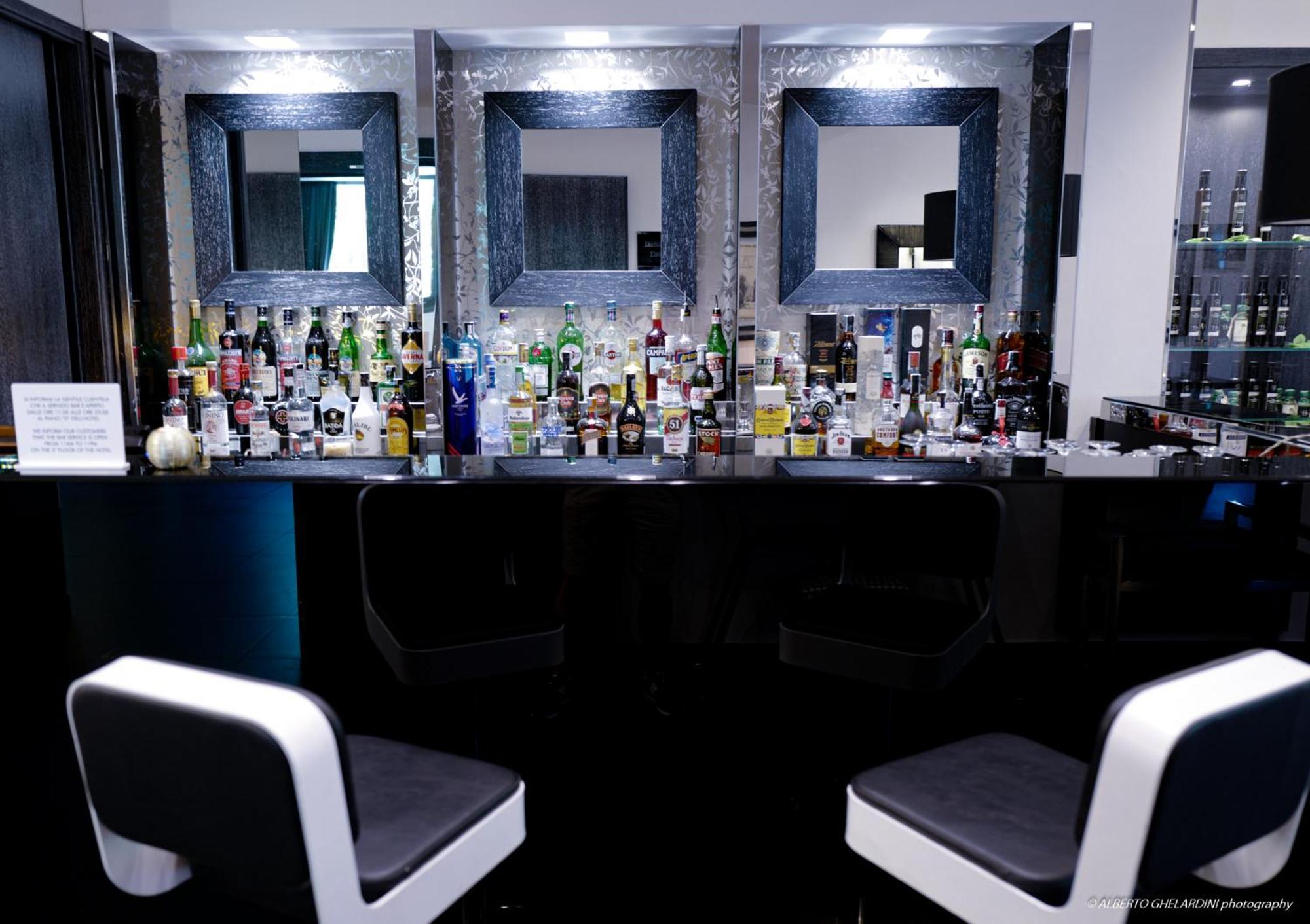 Lhp Hotel Montecatini Palace & Spa Kültér fotó The bar at the 1001 nights nightclub