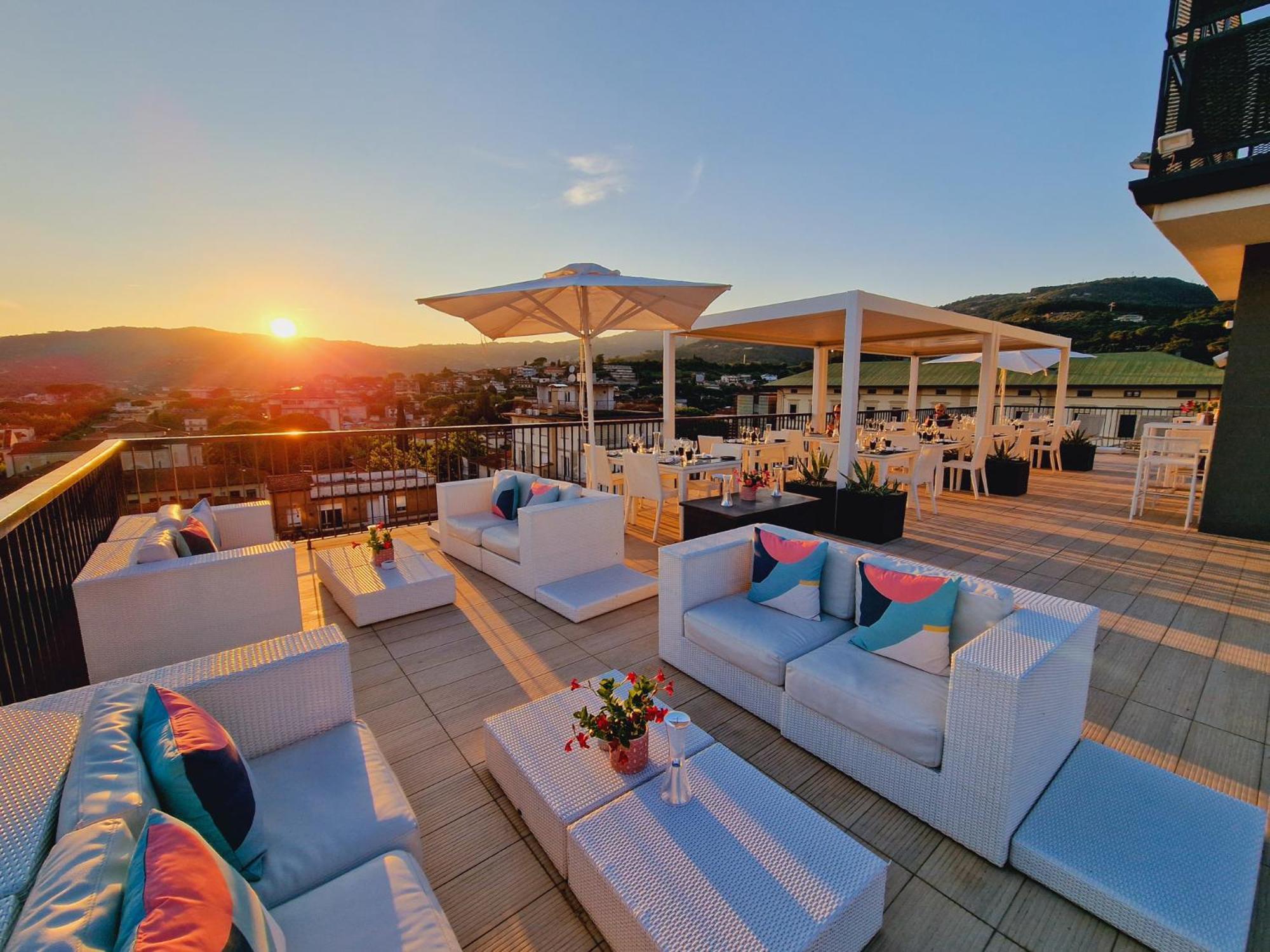 Lhp Hotel Montecatini Palace & Spa Kültér fotó The rooftop lounge at the Hotel de la Paix