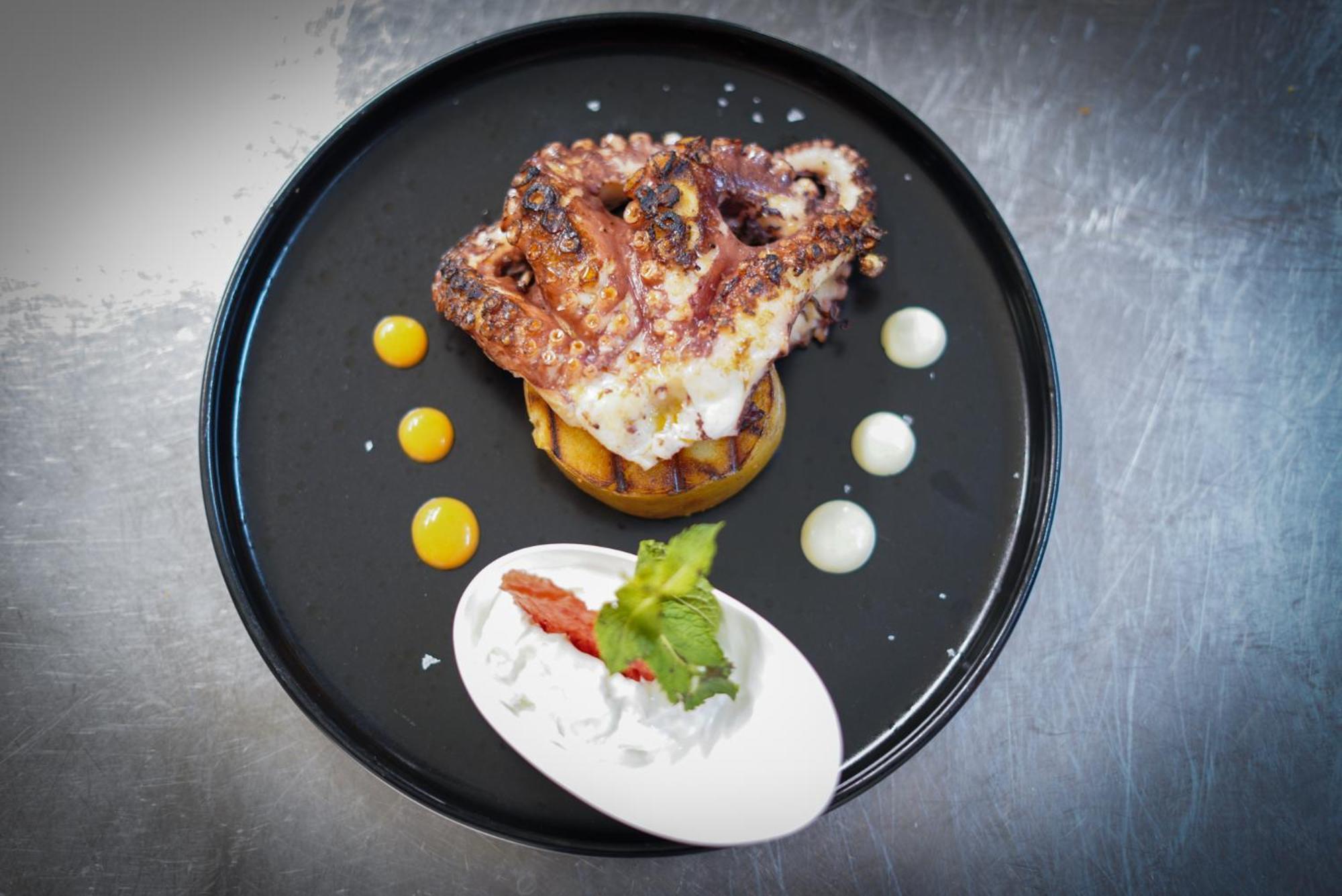 Lhp Hotel Montecatini Palace & Spa Kültér fotó Octopus prepared in the traditional way