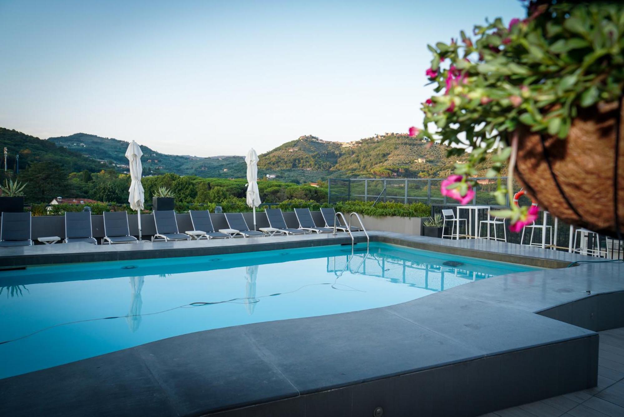 Lhp Hotel Montecatini Palace & Spa Kültér fotó The swimming pool at the hotel