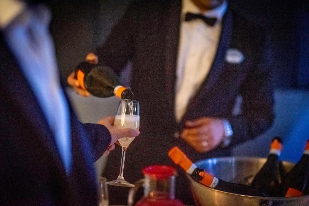 Lhp Hotel Montecatini Palace & Spa Kültér fotó Champagne being poured